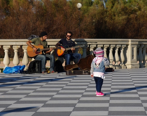 Immagine con chitarre, bambino, musicisti, ombre, balaustra, alberi, lampione, musica, due, bambina, uomini, ombra, suonare