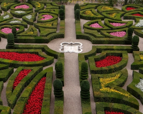 Immagine con verde, giardino, fiori, fontana, rosso, aiuole, siepi, parco, giallo, cespugli, rosa