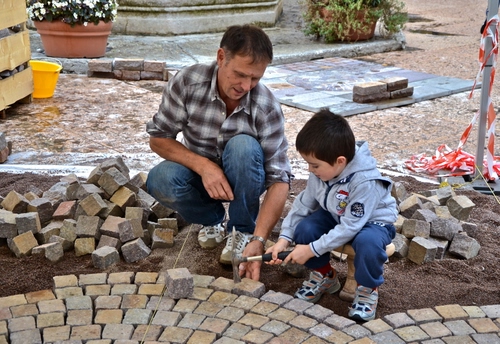 Immagine con bambino, uomo, mattoni, martello, due, fiori, lavoro, sampietrini, pietre