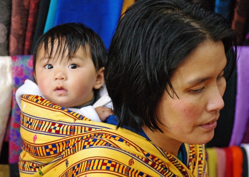 Immagine con bambino, donna, mamma, capelli, occhi, sguardo, giallo, viso, due