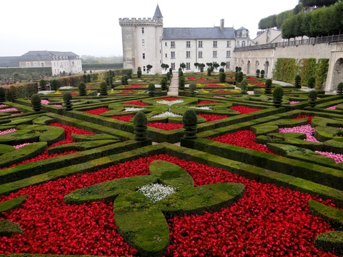 Immagine con castello, fiori, rosso, aiuole, giardino, verde, siepi, torre