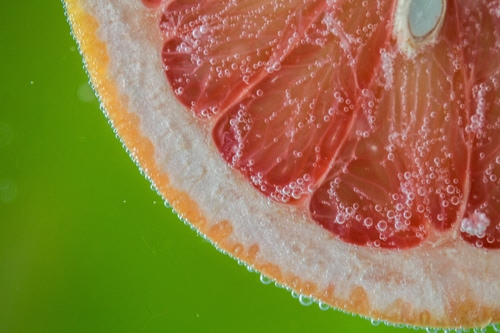 Immagine con verde, arancia, fetta, frutta, buccia, rosso, rosa, arancio, polpa, gocce, pompelmo, bollicine, macro, spicchi, bianco