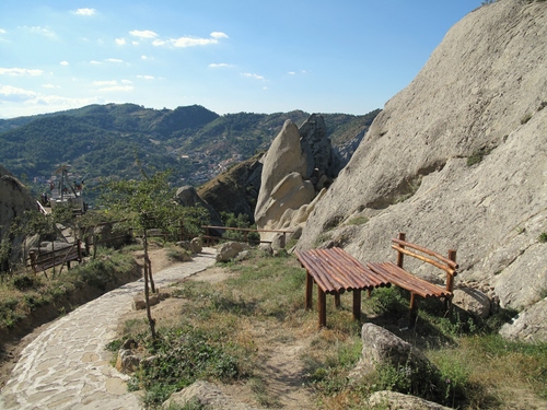 Immagine con panchina, tavolo, montagne, rocce, montagna, sentiero, panorama, roccia, cielo, strada, legno
