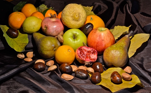 Immagine con frutta, mele, castagne, pere, mandorle, arance