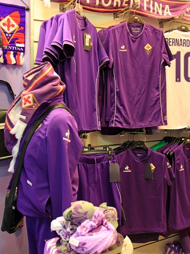 Immagine con viola, fiorentina, negozio, maglie, magliette, sport, giglio, stemma, tute, calcio, borsello, sciarpa, foulard, squadra