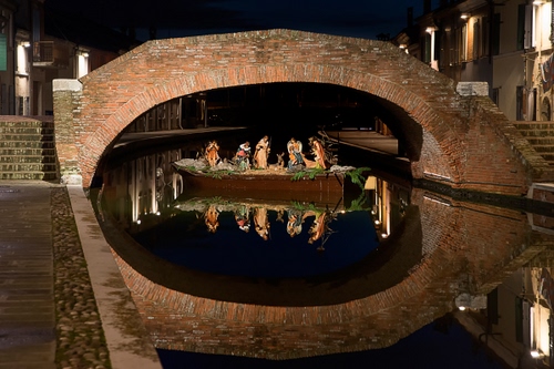 Immagine con ponte, presepe, riflesso, canale, natale, notte, acqua, fiume, barca, notturno