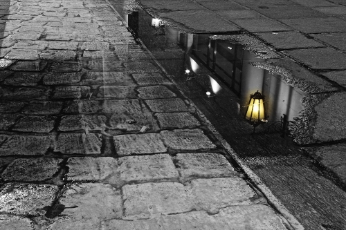 Immagine con lampione, riflesso, pozzanghera, acqua, strada, bianconero, luce