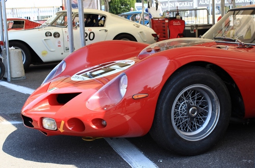 Immagine con rosso, ferrari, ruota, numeri, automobile, numero, ruote, fanali, macchina, auto, bianco