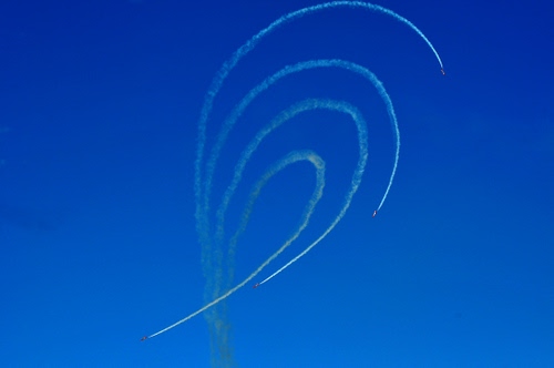 Immagine con cielo, aerei, scie, azzurro, curve, acrobazie, quattro, fumo, minimal, blu, esibizione, bianco