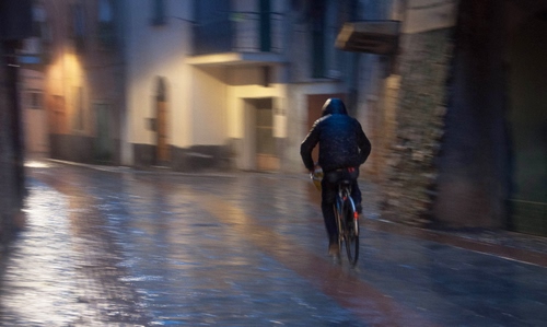 Immagine con bicicletta, pioggia, strada, sera, bagnato, ciclista, pedalare, persona
