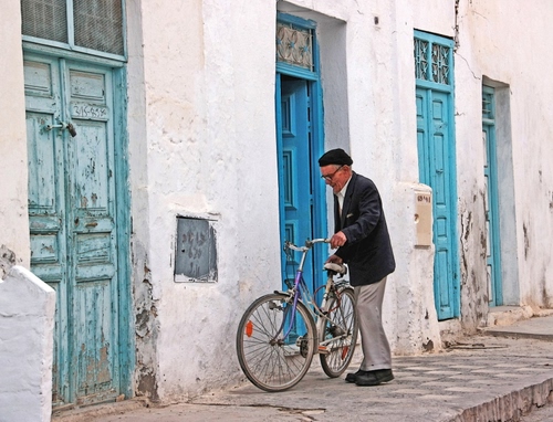 Immagine con bicicletta, porte, anziano, marciapiede, uomo, vecchio, giacca, azzurro, portoni