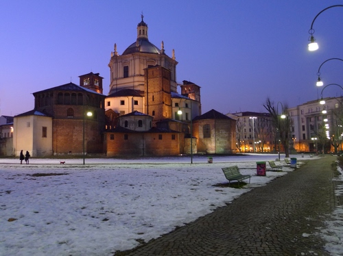 Immagine con lampioni, chiesa, neve, panchine, notturno, inverno, piazza, notte, luci