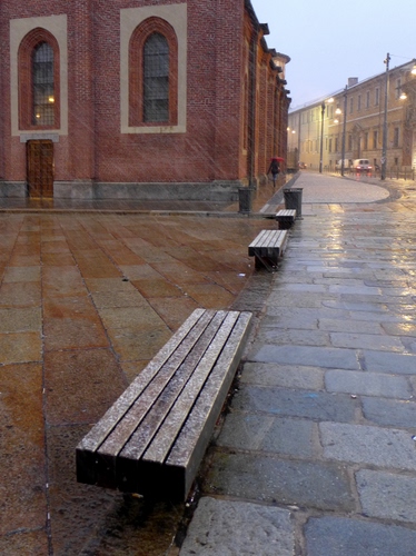 Immagine con panchine, pioggia, strada, finestre, luci, bagnato, porta, lampioni, acqua, via, legno, passante, chiesa, auto, ombrello