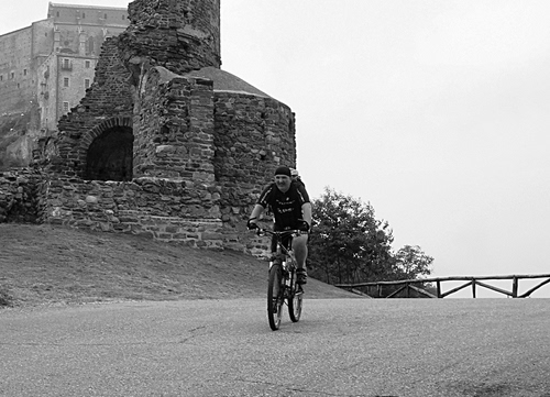 Immagine con bicicletta, bianconero, rudere, ciclista, uomo, strada, staccionata, sport