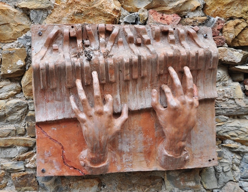 Immagine con mani, tasti, pianoforte, terracotta, muro, dita, musica, scultura, tastiera