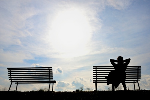 Immagine con panchine, due, cielo, controluce, nuvole, persona, uomo, panchina, sole