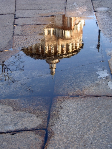Immagine con acqua, riflesso, pozzanghera, chiesa, pietre, cupola, selciato, lastricato