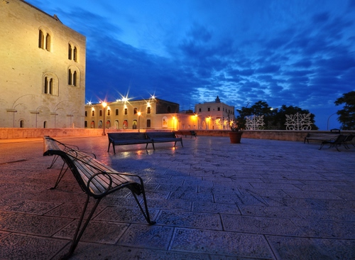 Immagine con piazza, panchine, nuvole, luci, panchina, lampioni, cielo, blu, notturno
