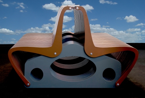 Immagine con nuvole, cielo, panchine, panchina, due, bianco, azzurro, legno, arancio