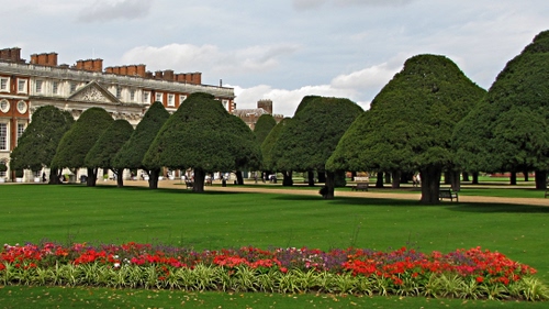 Immagine con fiori, alberi, prato, verde, giardino, rosso, aiuola, parco, palazzo, viale, erba, panchine, aiuole, villa, piante