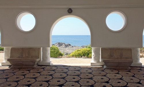 Immagine con arco, mare, panchine, bianco, cerchi, azzurro, finestre, verde, pavimento, mosaico, oblò, piante, muro, acqua, due