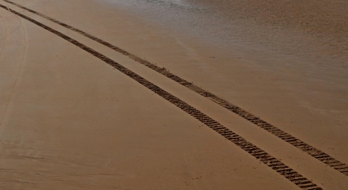 Immagine con sabbia, due, righe, impronte, spiaggia, marrone, strisce, pneumatici, tracce, diagonale, diagonali