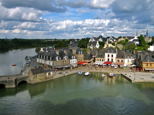 Immagine con barche, case, fiume, nuvole, panorama, porto, ponte, acqua, mare, paese, cielo