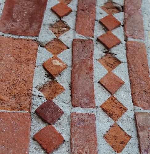 Immagine con mattoni, rettangoli, rombi, cemento, quadrati, geometrie, marrone, grigio, pavimento, rossi