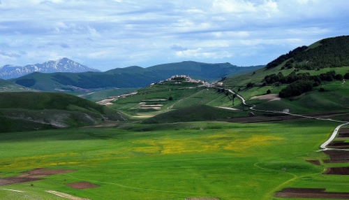 Immagine con verde, panorama, strada, nuvole, montagne, cielo, colline, campi, prati, erba, paese, paesaggio, alberi, montagna, prato, azzurro, bosco