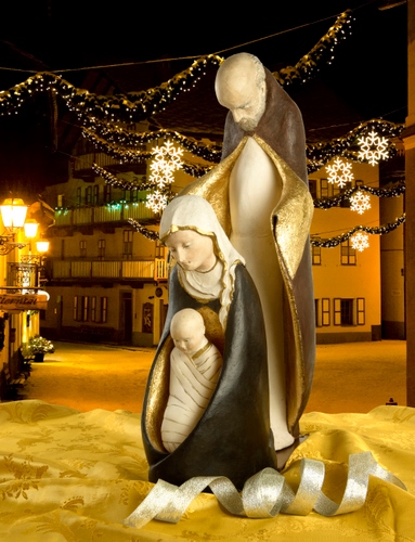 Immagine con presepe, madonna, natale, presepio, nastro, giuseppe, natività, lampioni, gesù, maria, bambino, luci, notturno