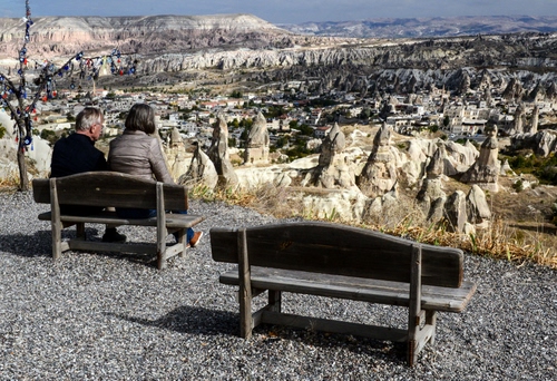 Immagine con panchine, due, panorama, persone, montagne, panchina, rocce