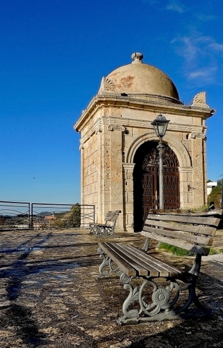 Immagine con lampione, cupola, panchina, cielo, ringhiera, panchine, cappella, tempio, legno