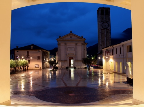 Immagine con piazza, chiesa, campanile, pioggia, blu, luci, notte, scala, torre