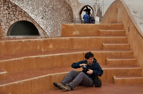 Immagine con fotografo, scala, scale, gradini, seduto, gradoni, scalini, arco, ocra