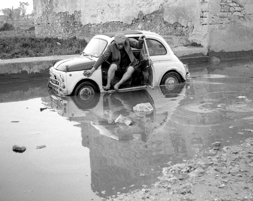 Immagine con cinquecento, acqua, pozzanghera, auto, allagamento, bianconero, riflesso, uomo, sassi, macchina, pioggia