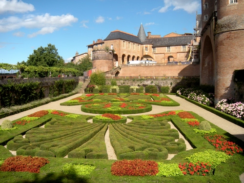 Immagine con castello, verde, aiuole, fiori, giardino, siepi, aiuola, parco, prato, piante