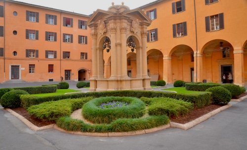 Immagine con archi, verde, aiuole, finestre, aiuola, siepi, arancione, palazzo, siepe, portico, tempietto