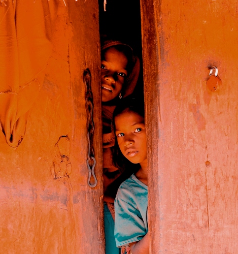 Immagine con bambini, porta, catena, due, occhi, sguardi, rosso, legno, lucchetto, guardare