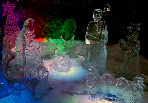 Immagine con presepe, vetro, colori, pecore, cigni, ghiaccio, giuseppe, madonna, verde, cristallo, maria, rosso, luci, bue, asino, bambino, bianco, asinello, statue