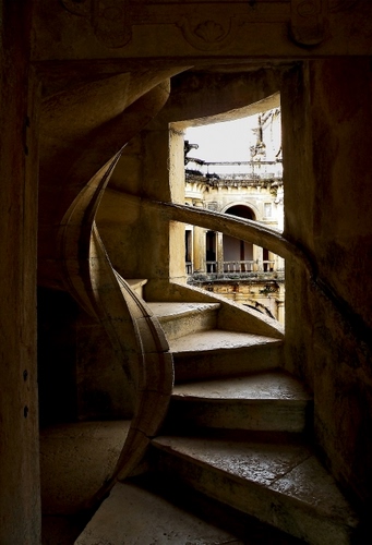 Immagine con scala, gradini, finestra, chiocciola, spirale