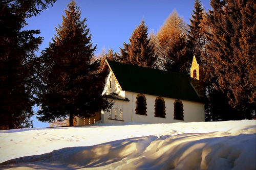 Immagine con neve, alberi, chiesa, inverno, bianco, montagna, campanile