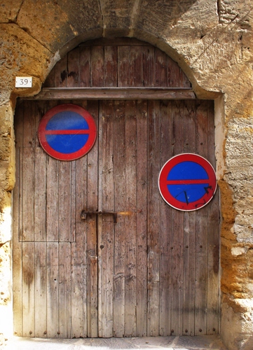 Immagine con porta, legno, segnali, portone, divieto, cartelli, numero, catenaccio, due, cerchi, divieti