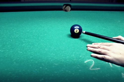 Immagine con biliardo, palla, stecca, verde, due, mano, tavolo, numero, sfera