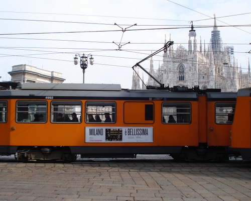 Immagine con tram, milano, duomo, arancione, fili, piazza, lampione