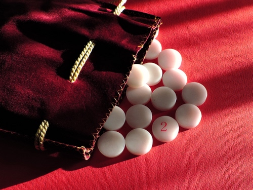 Immagine con due, rosso, sacchetto, tombola, numeri, bianco, cordicella, pastiglie, numero