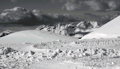 Immagine con neve, nuvole, montagne, bianconero, inverno, cielo, bianco, montagna