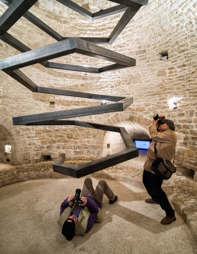 Immagine con fotografi, scultura, torre, borsa, due, ferro, spirale, arte, interno, sdraiato