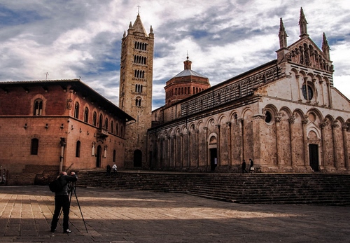 Immagine con campanile, fotografo, chiesa, nuvole, cielo, piazza, finestre, duomo, cavalletto, colonne, cupola, fotografare, porta, scalinata, archi, treppiede