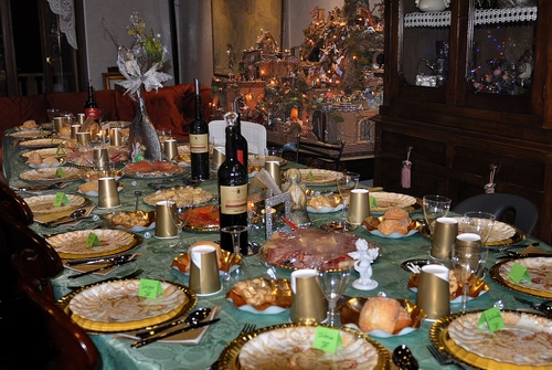 Immagine con piatti, tavola, bottiglie, bicchieri, posate, vino, natale, imbandita