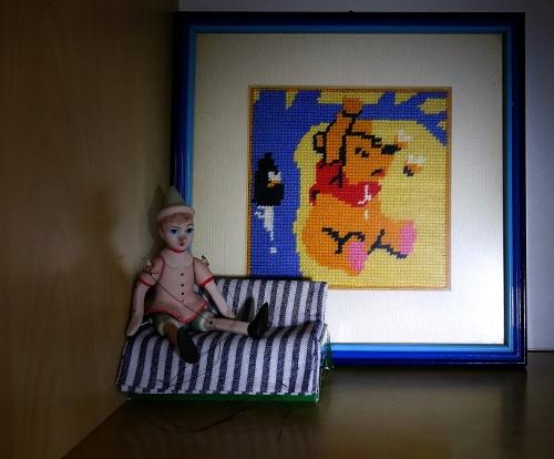 Immagine con pinocchio, quadro, burattino, righe, ricamo, divano, giocattolo, blu, orsetto, orso, cornice, legno, fili, cappello